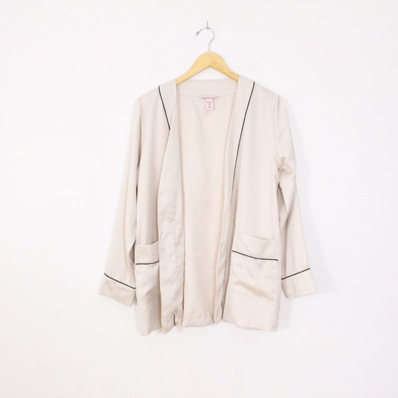 *Victoria's Secret Cream and Black Accent Wrap Mini Robe - Picture 4 of 8